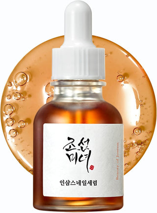 Beauty of Joseon Revive Serum flacon compte-gouttes ambre sur cercle de texture gel doree avec bulles