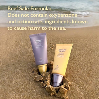 Deux tubes haruharu wonder plantés dans le sable - formule reef safe sans oxybenzone ni octinoxate