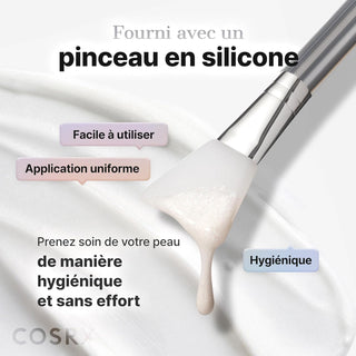 Gros plan du pinceau en silicone COSRX et texture crème nacrée du masque PDRN Exosome qui s'écoule