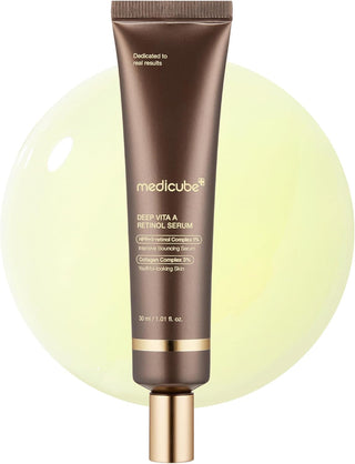 Tube Medicube Deep Vita A Retinol Serum devant une bulle de serum jaune translucide sur fond blanc