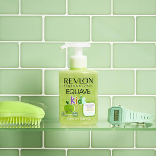Revlon Equave Kids shampoing pomme verte 300 ml sur etagere en verre avec brosse et montre assorties