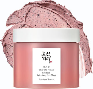 Pot rose Beauty of Joseon Red Bean Refreshing Pore Mask devant un swatch de masque rose moucheté de grains exfoliants