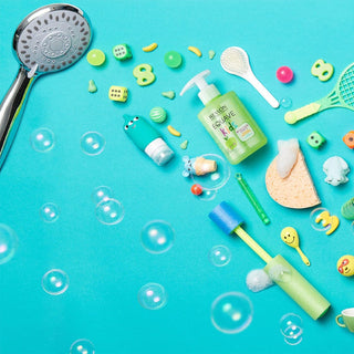 Revlon Equave Kids shampooing 300ml parmi des jouets et bulles de savon sur fond turquoise