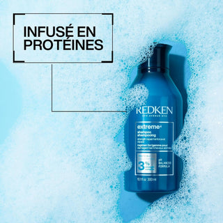 Flacon REDKEN Extreme 300ml entoure de mousse, mention infuse en proteines sur fond bleu
