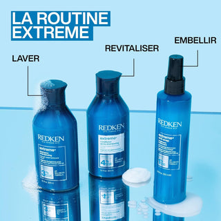 Routine REDKEN Extreme en 3 etapes - shampooing, apres-shampooing et soin anti-snap sur fond bleu
