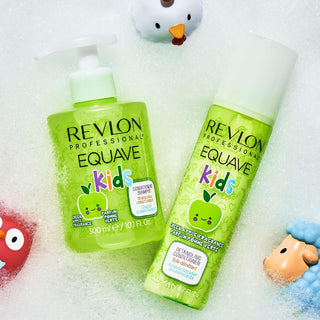 Revlon Equave Kids shampooing et soin demelant dans un bain moussant avec jouets de bain colores