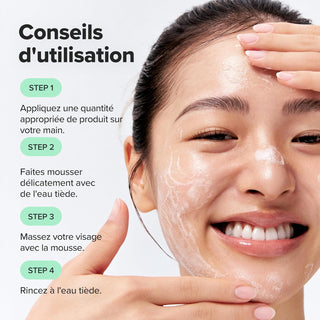 Conseils d'utilisation en 4 étapes - femme souriante nettoyant son visage avec la mousse Green Plum