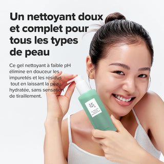Femme tenant le gel nettoyant doux à faible pH Beauty of Joseon pour tous les types de peau