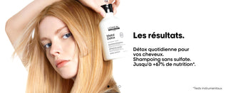 Femme aux cheveux blonds tenant le flacon L'Oreal Professionnel Metal Detox Shampoing 300ml - resultats