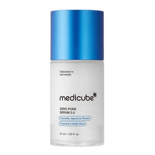 Flacon blanc givre Medicube Zero Pore Serum 2.0 avec capuchon bleu metallise sur fond blanc