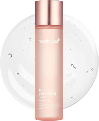 Flacon Medicube Triple Collagen Toner rose devant un cercle de gel transparent a bulles fines