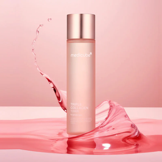 Flacon Medicube Triple Collagen Toner rose entoure d'eclaboussures de lotion rose sur fond pastel