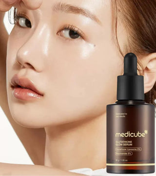 Femme au teint lumineux présentant le sérum MEDICUBE Glutathione Glow Serum - peau glowy et hydratée