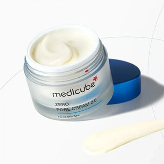 Pot Medicube Zero Pore Cream 2.0 ouvert avec texture creme blanche onctueuse et spatule sur fond blanc