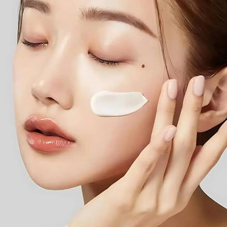 Application de la creme Medicube Zero Pore Cream 2.0 sur la joue, texture blanche epaisse sur peau nette