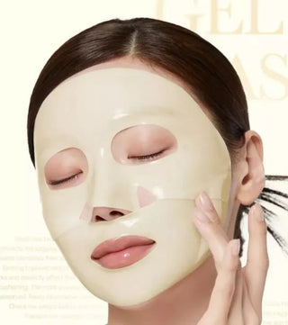 Visage de femme portant le masque gel jaune Medicube Kojic Acid Turmeric, yeux fermes