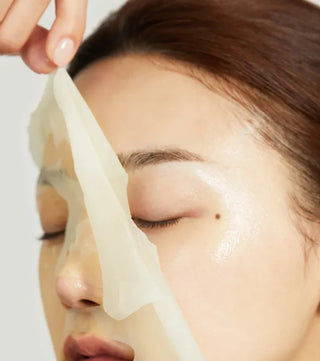 MEDICUBE Deep Vita C Daily Quick Mask - retrait du masque en tissu transparent imbibe de serum sur le visage