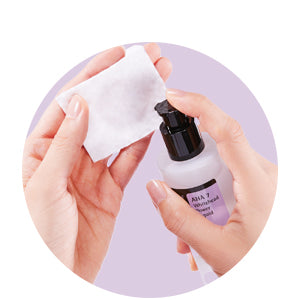 COSRX AHA 7 Power Liquid - application du serum sur un coton tenu en main, fond mauve