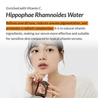 DR.ALTHEA Vitamin C Boosting Serum - femme tenant le flacon avec texte eau d'argousier et vitamine C