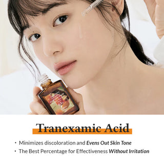 DR.ALTHEA Vitamin C Boosting Serum - modele appliquant le serum sur la joue avec infographie acide tranexamique