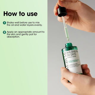 Mode d'emploi du Miracle Serum SOME BY MI - main tenant la pipette au-dessus du flacon ouvert
