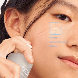 Haruharu Wonder Black Rice Hyaluronic Essence appliquee sur la joue, gros plan visage avec peau hydratee