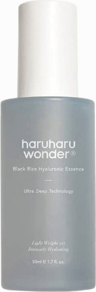 Flacon bleu-gris Haruharu Wonder Black Rice Hyaluronic Essence 50ml avec bouchon blanc sur fond blanc