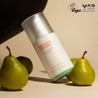 Haruharu Wonder Centella 4% TXA Gel Serum 30 ml entouré de poires vertes, labels Vegan et PETA