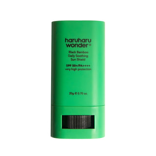 Stick solaire vert Haruharu Wonder Black Bamboo Sun Shield SPF50+ PA++++ 20 g sur fond blanc