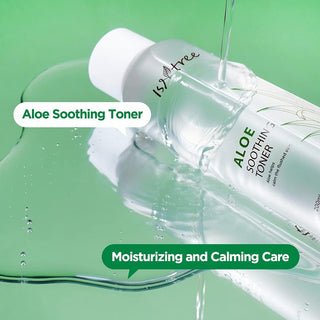ISNTREE Aloe Soothing Toner couche sur fond vert avec texture liquide transparente versee sur le flacon