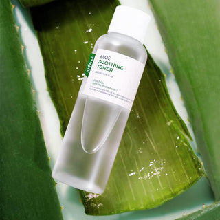 ISNTREE Aloe Soothing Toner pose sur des feuilles d'aloe vera fraiches coupees en gros plan