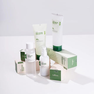 Gamme ISNTREE Aloe Soothing avec toner, emulsion et gels sur fond blanc avec etuis verts