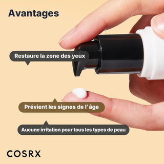 Doigt pressant la pompe COSRX Advanced Snail Peptide Eye Cream - goutte de creme blanche en gros plan