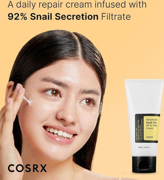 COSRX Advanced Snail 92 Cream - mannequin souriant appliquant la creme sur la joue avec le tube a cote