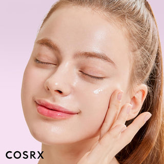 Visage femme aux yeux fermes avec peau eclatante apres application du serum COSRX The 6 Peptide Skin Booster