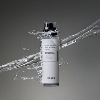 COSRX 6 Peptide Skin Booster - flacon eclabousse d'eau sur fond gris, texture serum hydratante