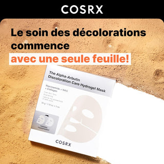 Boite COSRX Alpha-Arbutin Hydrogel Mask posee sur sable dore avec texte soin des decolorations