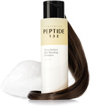 COSRX PEPTIDE-132 Hair Bonding Shampoo - flacon beige et noir avec meche de cheveux bruns et mousse