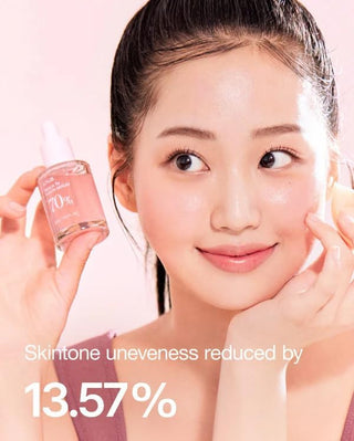 ANUA Serum Peche 70 Niacinamide - mannequin tenant le flacon, reduction des irregularites du teint