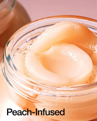 Gros plan extrait de peche infuse dans un pot en verre, ingredient cle du toner ANUA Peach 77