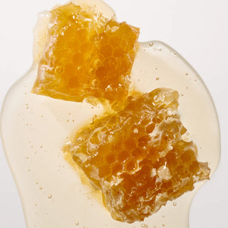 Morceaux de rayon de miel dore baignant dans du miel, ingredient cle du Glow Serum Propolis