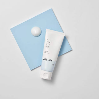 Round Lab 1025 Dokdo Sleeping Mask - tube pose sur carton bleu clair avec noisette de texture blanche