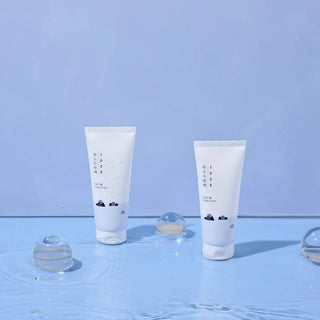 Round Lab 1025 Dokdo Sleeping Mask - deux tubes sur surface reflechissante bleue avec gouttes d'eau
