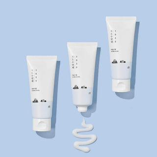 Round Lab 1025 Dokdo Sleeping Mask - trois tubes sur fond bleu avec texture creme blanche qui coule