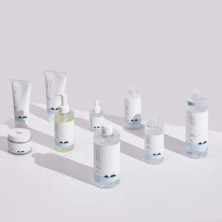 Gamme complete Round Lab 1025 Dokdo - huit produits alignes tubes flacons et pot sur fond gris clair