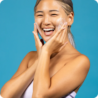 Round Lab 1025 Dokdo Sleeping Mask - jeune femme souriante appliquant le masque de nuit sur ses joues