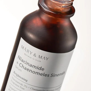 MARY&MAY Niacinamide Chaenomeles Serum - gros plan sur le flacon brun et l'etiquette Brightening
