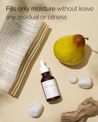 MARY&MAY Niacinamide Chaenomeles Serum - texte hydratation sans residus gras, flacon et poire sur fond beige