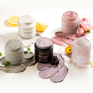Cinq pots MARY&MAY Wash Off Pack ouverts avec textures visibles - citron, mure, rose, tea tree et calendula