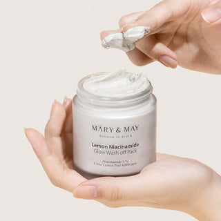 MARY&MAY Lemon Niacinamide Wash Off Pack - mains prelevant la texture cremeuse blanche dans le pot ouvert